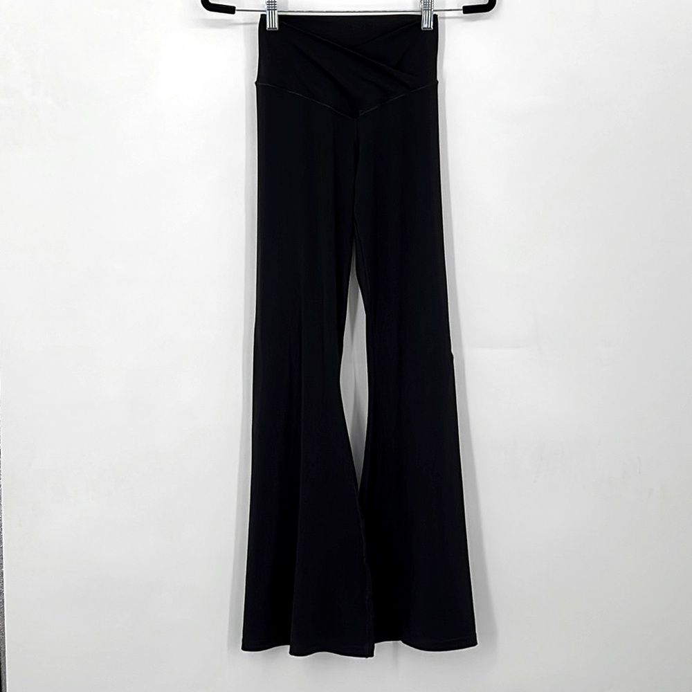 OFFLINE Real Me Flare High Rise Leggings Black Size Medium - Picture 3 of 9